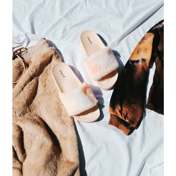 🚨ON SALE🚨// peach fur Slides - Picture 3 of 3